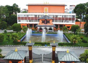 साहित्यकारलाई परिचयपत्र वितरण गर्दै