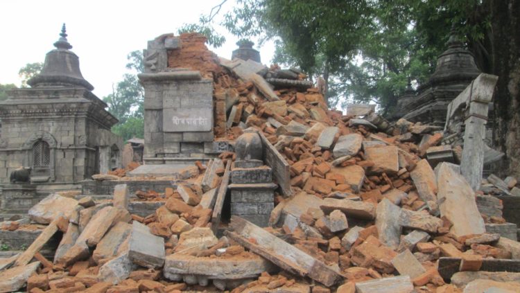 मन्दिरहरूलाई पनि भत्किरहेको देखेँ