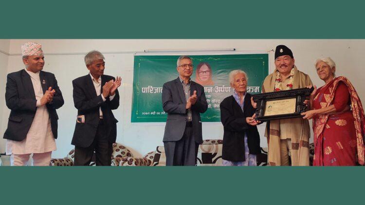 ‘पारिजात विशिष्ट सम्मान’वाट सम्मानित सिक्किमका पूर्वमुख्यमन्त्री चाम्लिङ