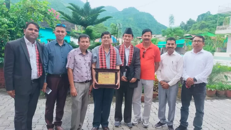 कवि खुमनारायण पौडेललाई आँबुखैरेनी वाङ्मय पुरस्कार