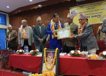 धु्रवहरि अधिकारी र गोविन्द गिरी प्रेरणा सम्मानित