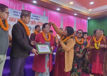 आँचल हेटौंडाद्वारा साहित्य सर्जकहरू सम्मानित