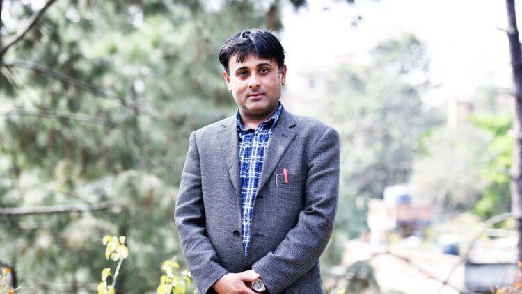 सिर्जना उज्याले हो, र स्रष्टाचाहिँ बत्ती हो : महेश पौड्याल