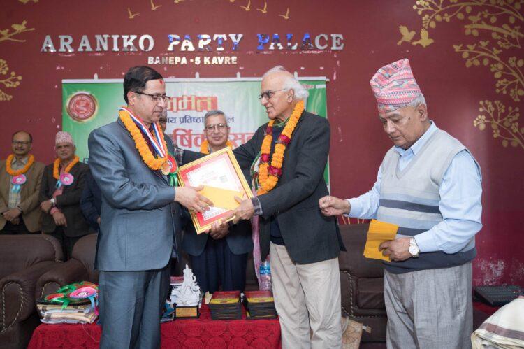 डा. रवीन्द्र समीर पाण्डेलाई जनमत–दीपक वैद्य स्वास्थ्य सम्मान