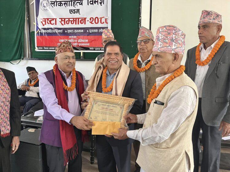 डा. दामोदर पुडासैनी किशोरलाई यानीति साहित्य पुरस्कार