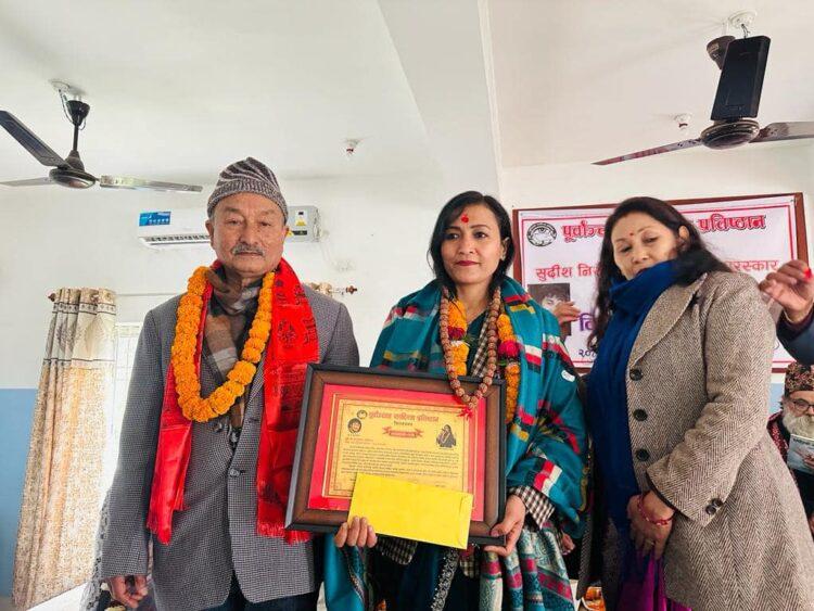 कवि शकुन्तला जोशीलाई सुदिस निरौला स्मृति साहित्य पुरस्कार