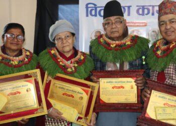 समथिङ फाउण्डेसनले साहित्यकारद्वय मोहन दुवाल र  गोविन्दराज भट्टराईलाई  सम्मान