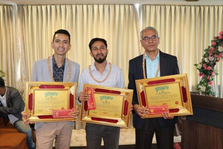 ‘साहित्यपोस्ट उत्तम पुरस्कार’ देवव्रत, साग र उमाकान्तलाई