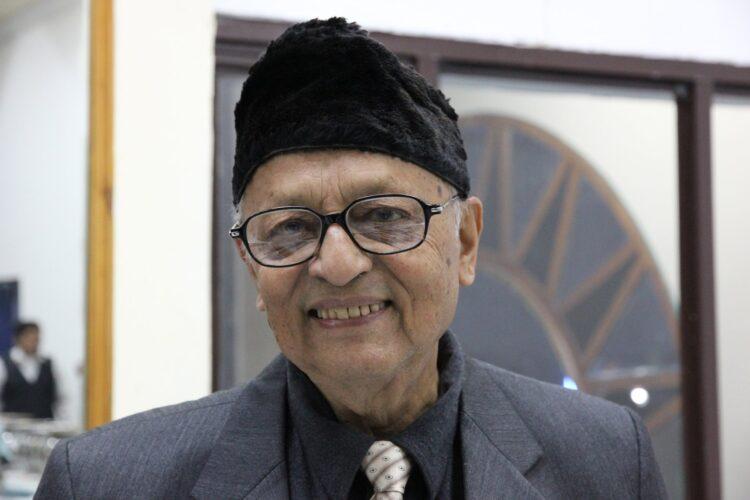 दोस्रो जीवन साहित्यमा रमाउँदै प्रा.डा. हेमाङ्ग दीक्षित