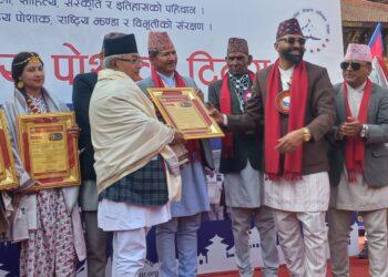 मोहन दुवाल सम्मानित