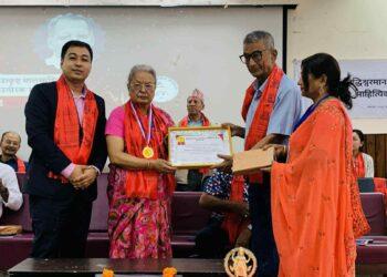 सिद्धिश्वरमान अक्षलोक साहित्यिक केन्द्रद्वारा विभिन्न व्यक्तित्व सम्मानित